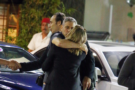 Джордж Клуни застукан за поцелуями с незнакомой блондинкой (Фото)