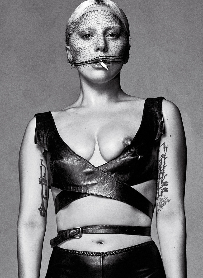 Леди Гага обнажила сосок