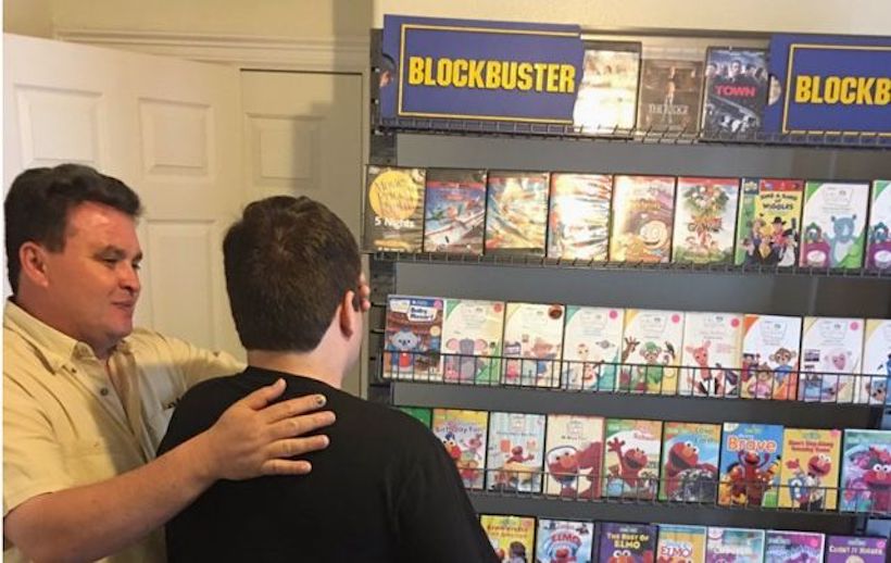 Семья дома воссоздала для сына-аутиста закрывшийся видеопрокат
